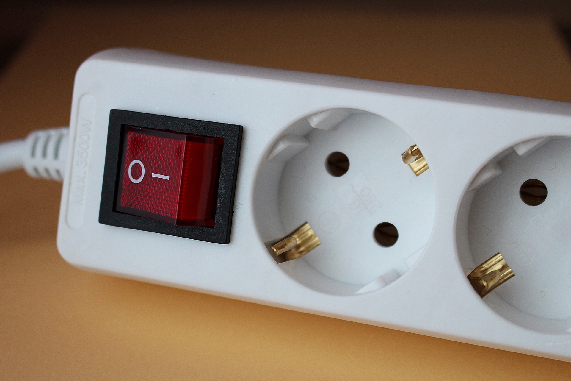 Choosing the Right Inverter for Off-Grid Camping: Pure Sine Wave vs. Modified Sine Wave